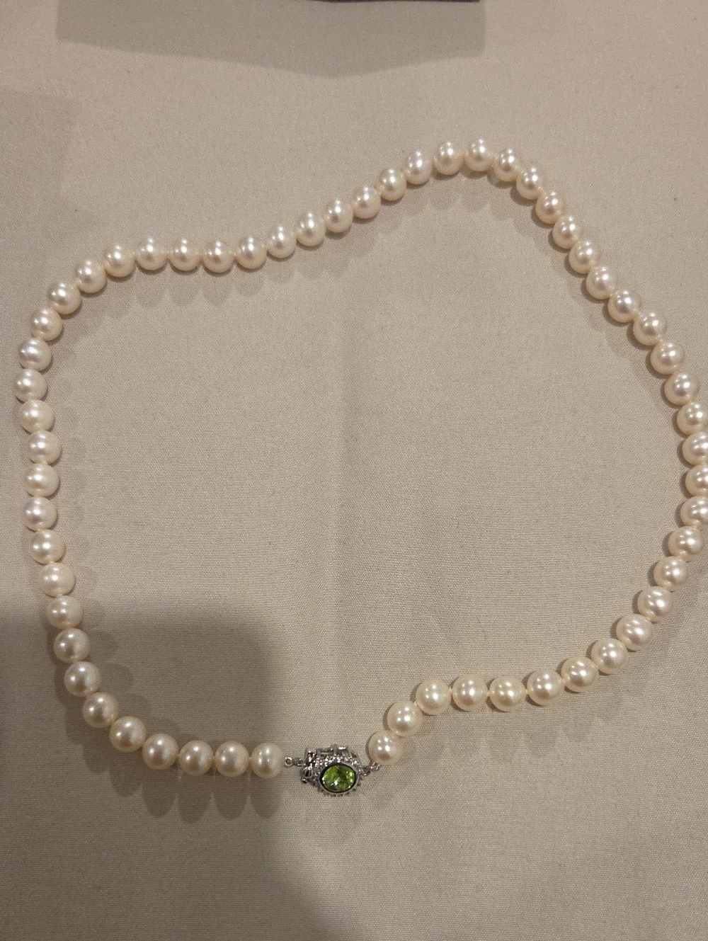 NIB Womens Pearl Necklace With Peridot Pendant Clasp